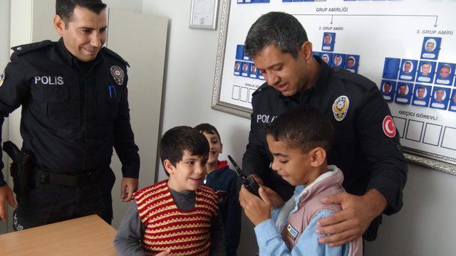 Polis telsiziyle konuşan çocukların heyecanı