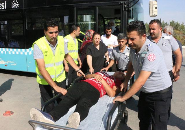 Halk otobüsü şoförü, güzergahtan çıkıp rahatsızlanan yolcuyu hastaneye götürdü