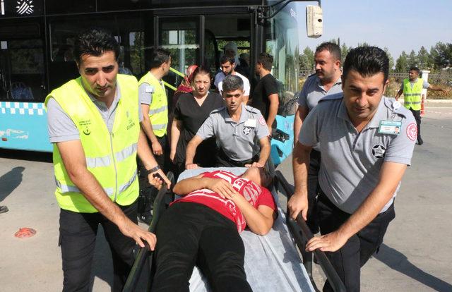Halk otobüsü şoförü, güzergahtan çıkıp rahatsızlanan yolcuyu hastaneye götürdü
