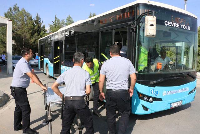 Halk otobüsü şoförü, güzergahtan çıkıp rahatsızlanan yolcuyu hastaneye götürdü