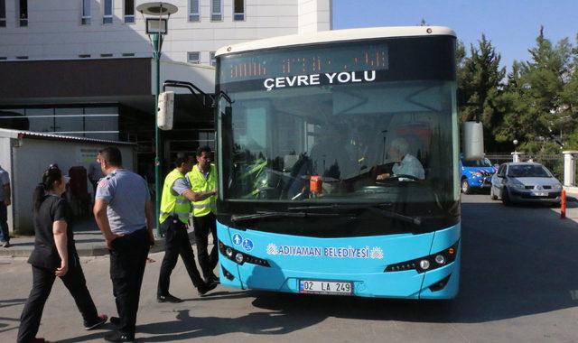 Halk otobüsü şoförü, güzergahtan çıkıp rahatsızlanan yolcuyu hastaneye götürdü