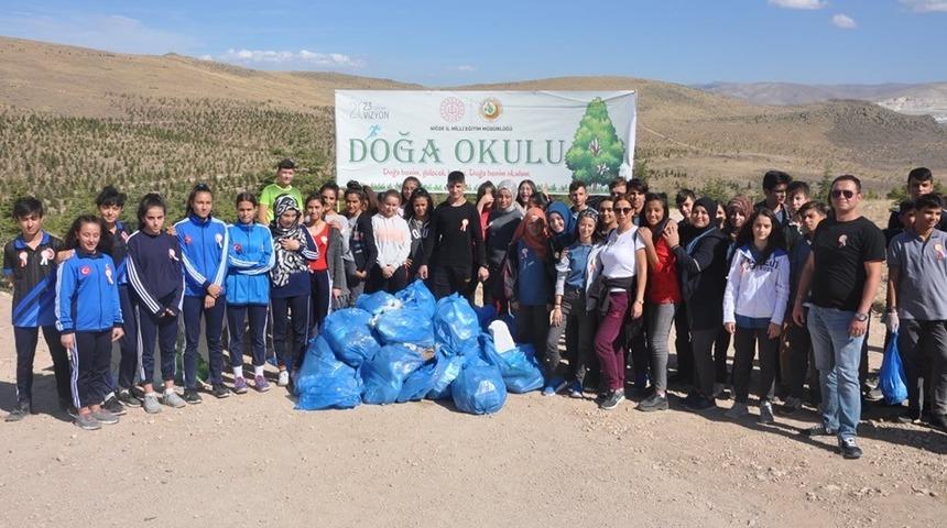 Niğde&rsquo;de &ouml;ğrencilerden doğa temizliği