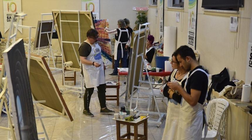 Sanat &ccedil;alıştayında eserler şekilleniyor