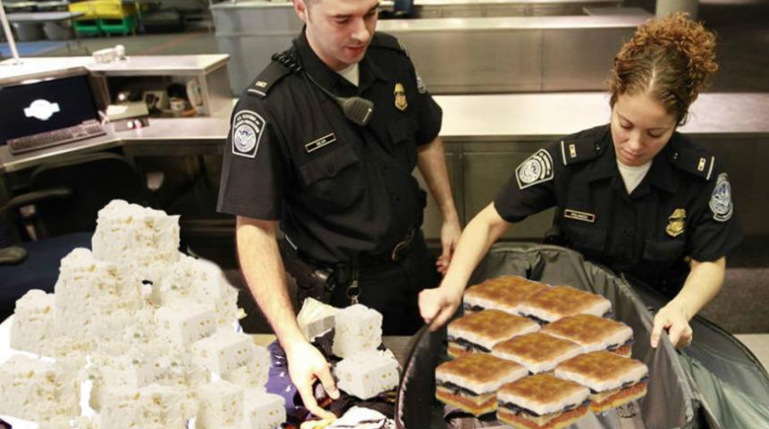 Hasretlik B&ouml;yle Bir Şey: &Uuml;lkesinden &Ccedil;ıkarken 32 Kilo Peynir ve Sucukla Havaalanında Yakalandı!