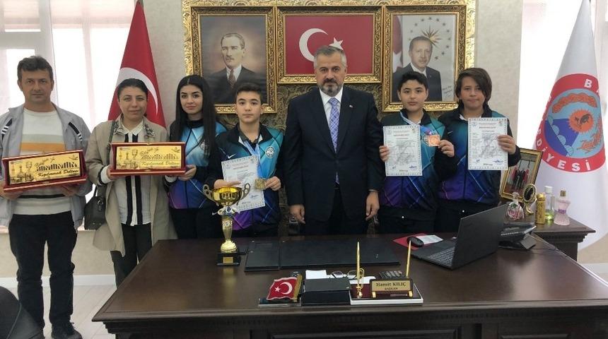 Başkan Kılı&ccedil;&rsquo;tan rekortmen sporculara &ouml;d&uuml;l