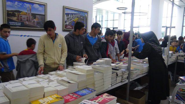 Çayırova Kitap Fuarı öğrencilerin akınına uğradı