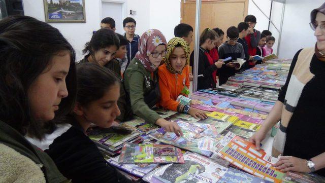 Çayırova Kitap Fuarı öğrencilerin akınına uğradı