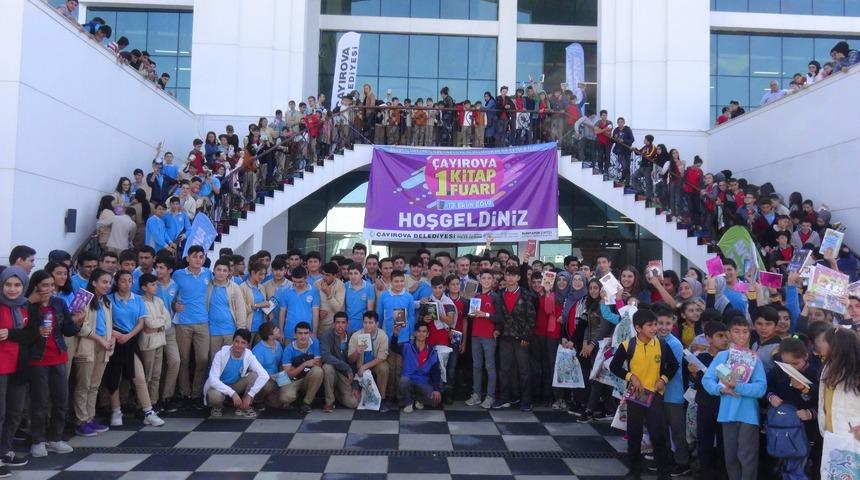 &Ccedil;ayırova Kitap Fuarı &ouml;ğrencilerin akınına uğradı
