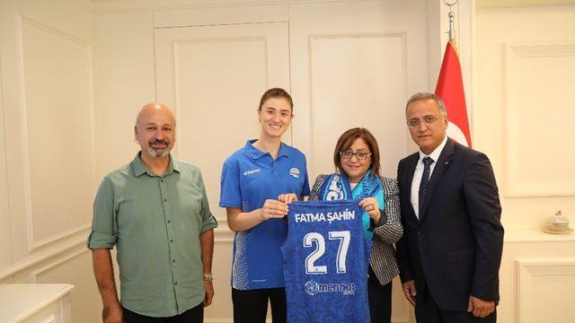 Büyükşehir Belediye Başkanı Fatma Şahin’den Merinosspor’a destek