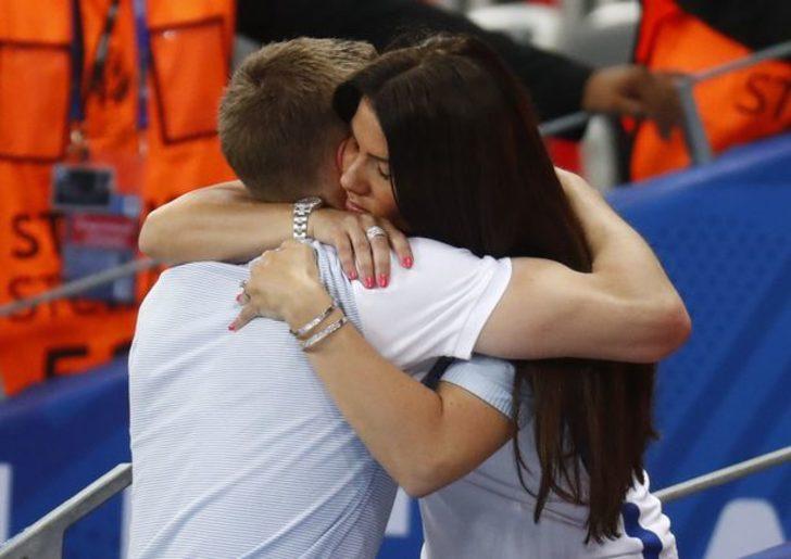 Yıldız futbolcuların eşleri birbirine girdi! G3