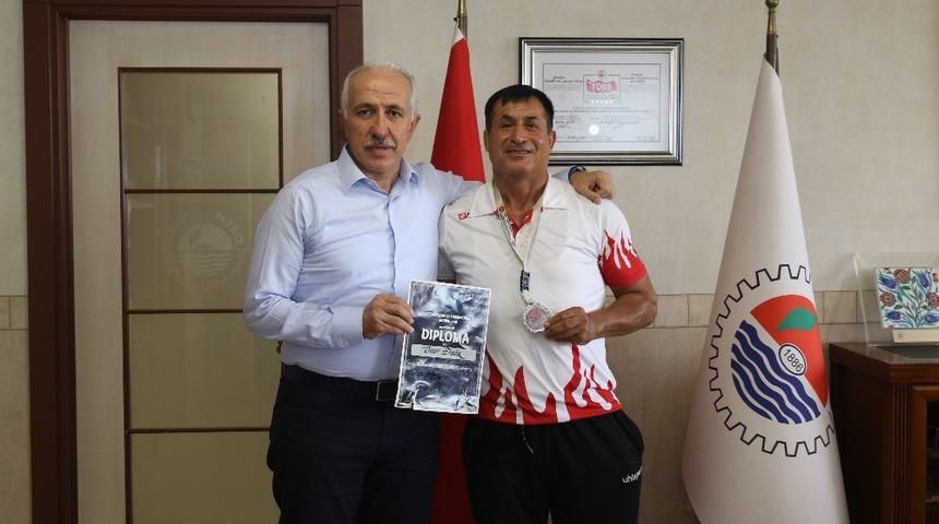 Gültak’tan, dünya ikincisi veteran güreşçiye destek