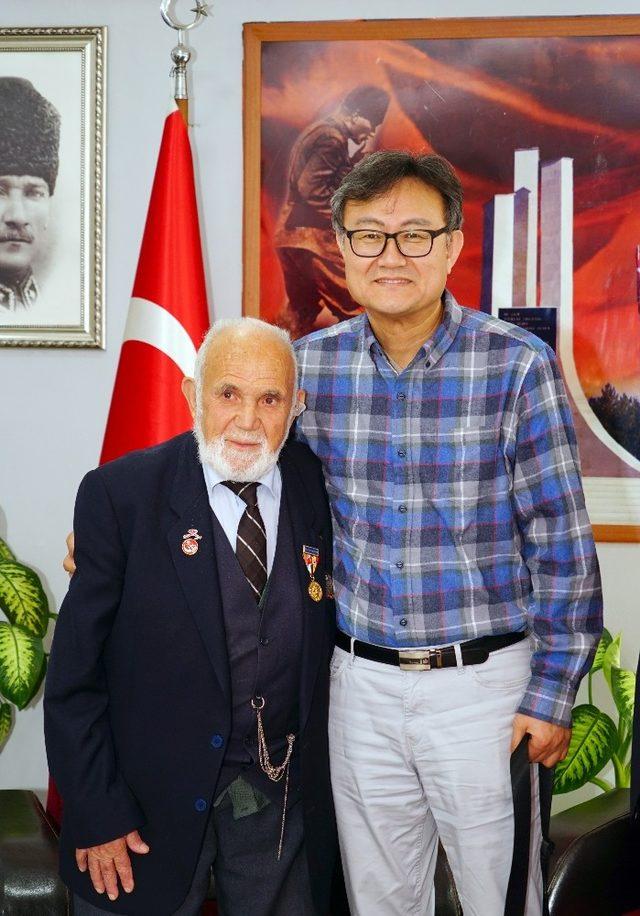 Güney Koreliler Kastamonu’da Kore gazilerini ziyaret etti