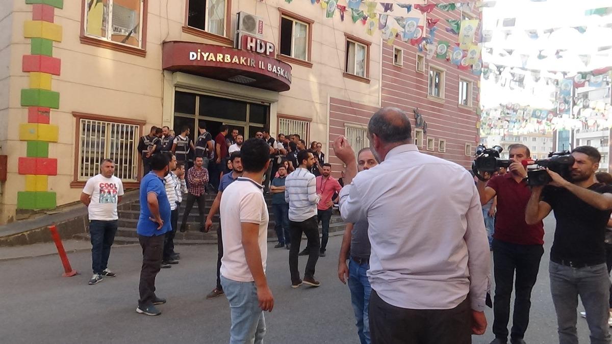 Diyarbakır'da HDP binası &ouml;n&uuml;nde gerginlik! 'HDP'yi yakarım' U&ccedil;aklar operasyon i&ccedil;in kalkınca...