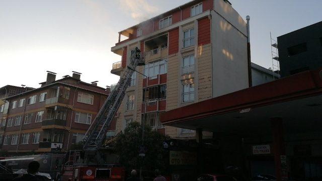 Apartmanda çıkan yangın paniğe neden oldu