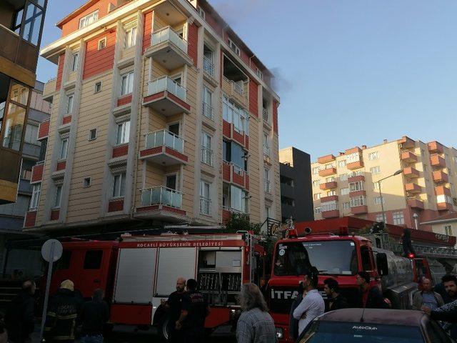 Apartmanda çıkan yangın paniğe neden oldu