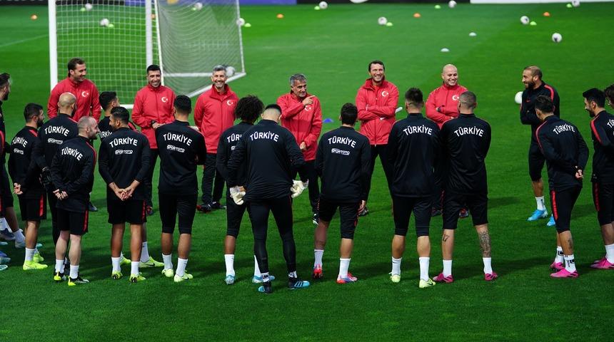 A Milli Futbol Takımı'nda Emre Belözoğlu takımla çalıştı