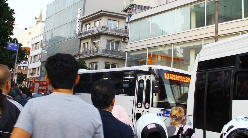 İntihar girişimini izleyen meraklı kalabalık y&uuml;z&uuml;nden yol trafiğe kapandı
