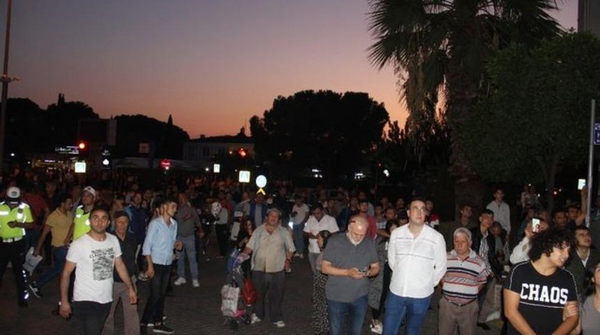 İntihar girişimini izleyen meraklı kalabalık y&uuml;z&uuml;nden yol trafiğe kapandı