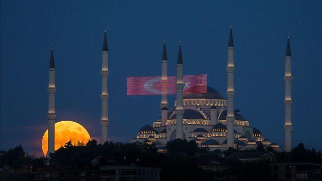 İstanbul’da tüm camilerde sela okundu!