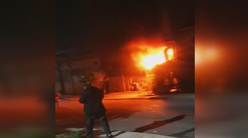 Esenyurt'ta iş yeri alev alev yandı