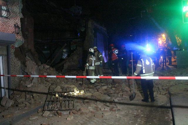 Beyoğlu'nda metruk binada çökme meydana geldi(Geniş haber)