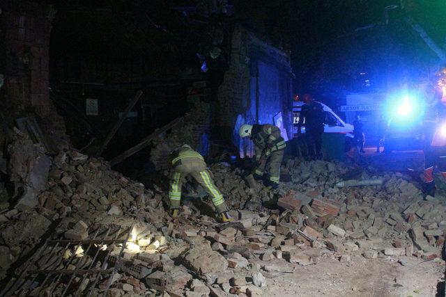 Beyoğlu'nda metruk binada çökme meydana geldi(Geniş haber)