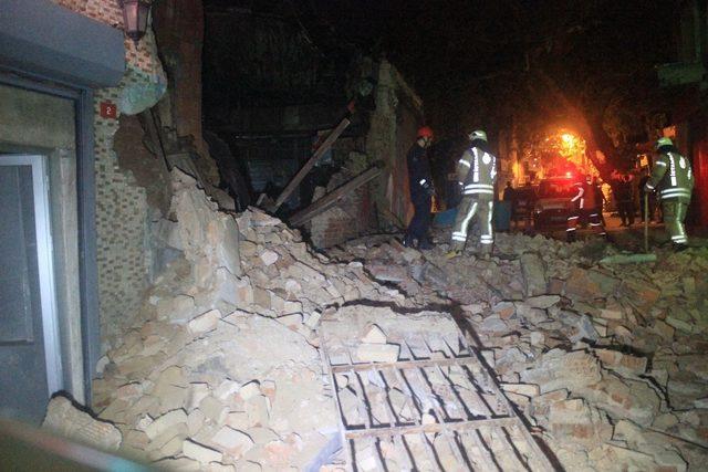 Beyoğlu’nda tek katlı metruk bina çöktü