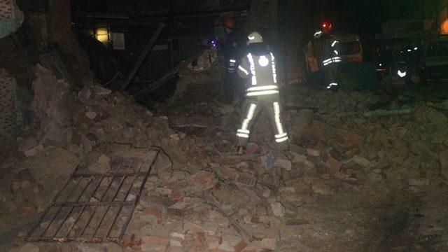 Beyoğlu’nda tek katlı metruk bina çöktü