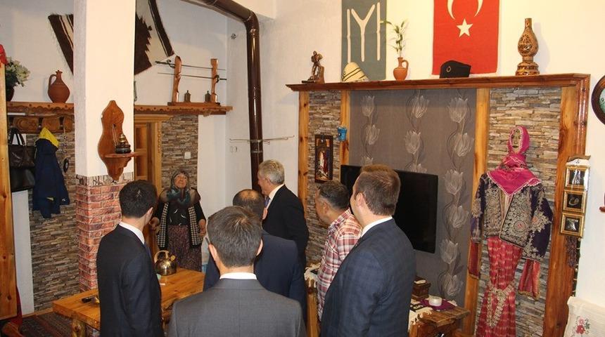 Kaymakamlar, ahşap sanatçısı Karaçam’ın eserlerini inceledi