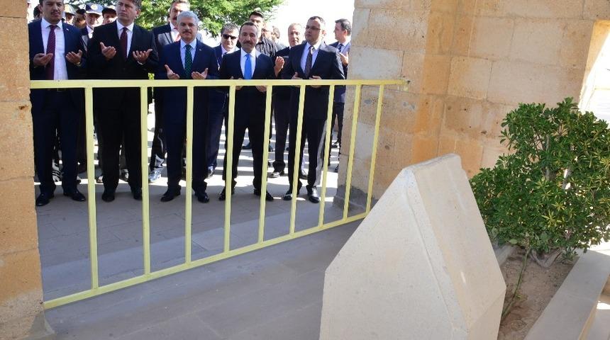 Yunus Emre, t&uuml;rbesinde dualarla anıldı