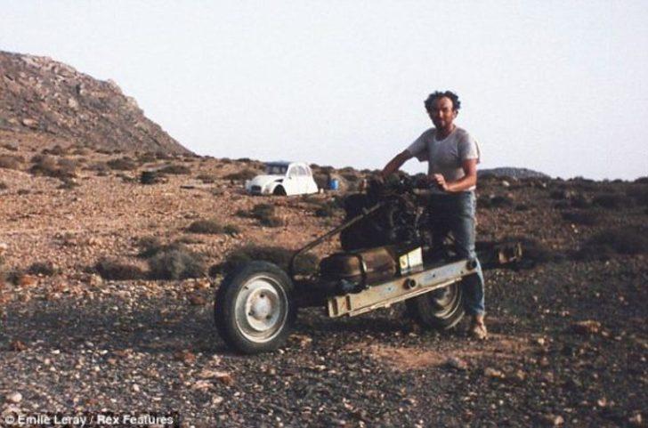 Çölün ortasında aracı bozulunca motosiklet yaptı! G2