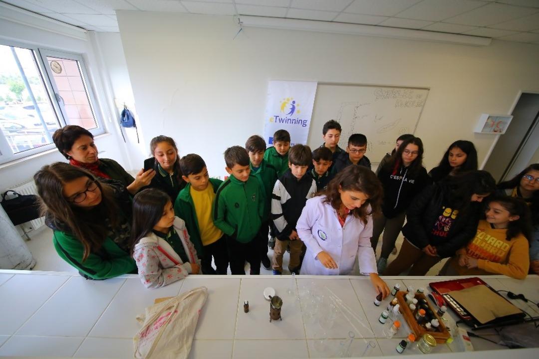 Ortaokulu &ouml;ğrencileri &uuml;niversitede koku yapımını denedi