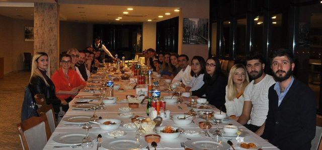 Kars’ta hastane çalışanları yemekte bir araya geldi