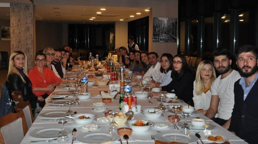 Kars&rsquo;ta hastane &ccedil;alışanları yemekte bir araya geldi