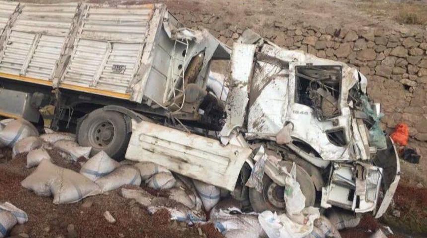 Tır şarampole yuvarlandı: 1 yaralı