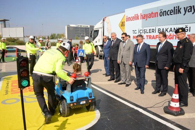 Öğrenciler eğlenerek trafik eğitimi aldı