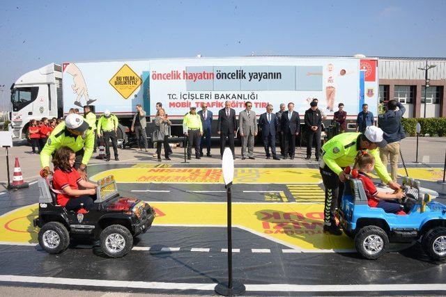 Öğrenciler eğlenerek trafik eğitimi aldı