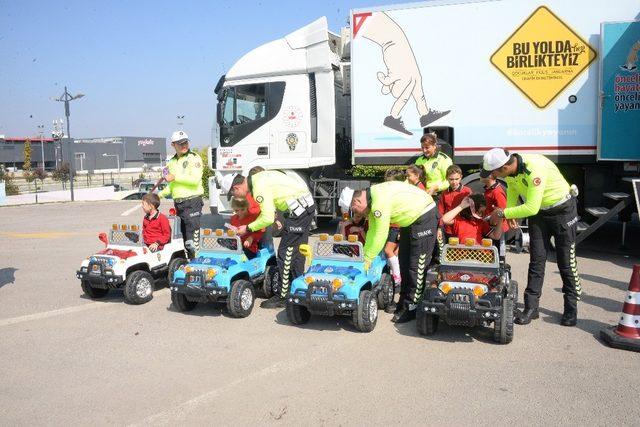 Öğrenciler eğlenerek trafik eğitimi aldı