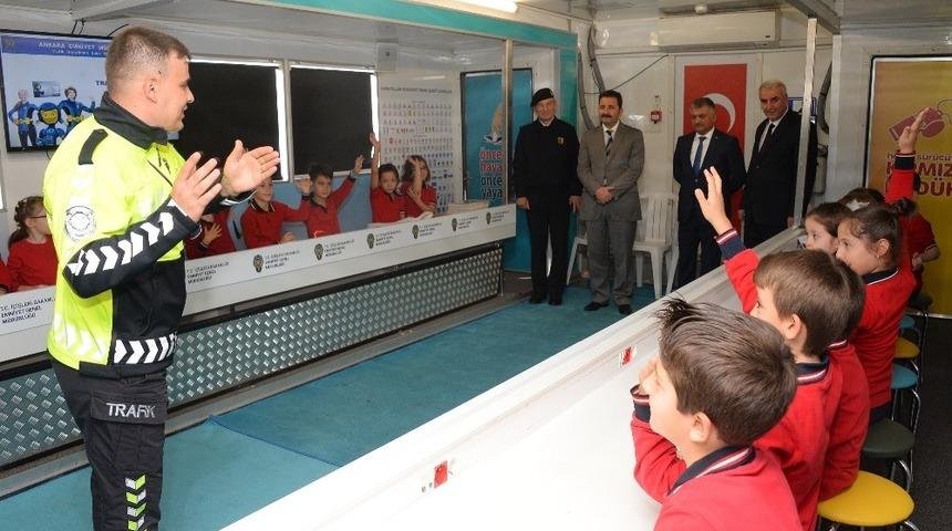 &Ouml;ğrenciler eğlenerek trafik eğitimi aldı