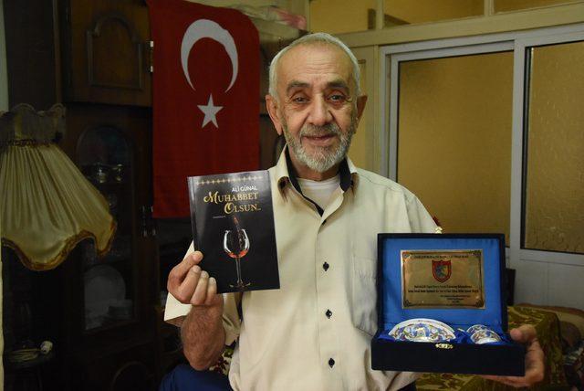'Milyoner Ali', taksicilikten emekli olup, şiir kitabı çıkardı