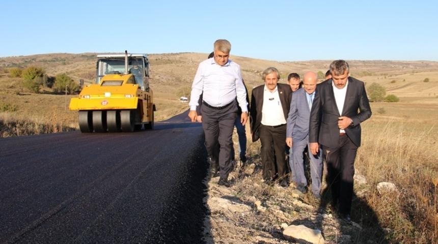 Vali G&uuml;rel, asfalt &ccedil;alışmalarını yerinde inceledi