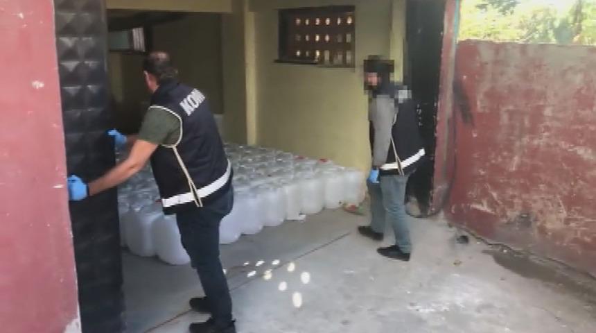 Bağcılar'da sahte i&ccedil;ki imalathanesine baskın kamerada