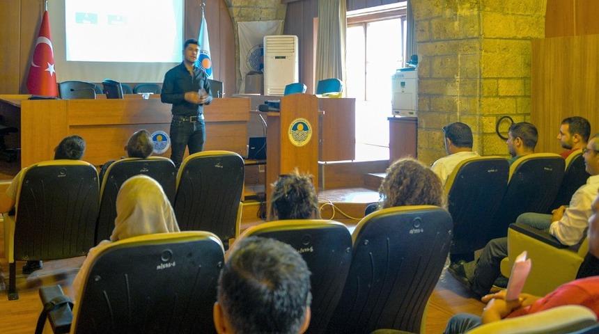 Mersin&rsquo;de belediye personeline &rsquo;&Ouml;fke ve stres kontrol&uuml;&rsquo; semineri