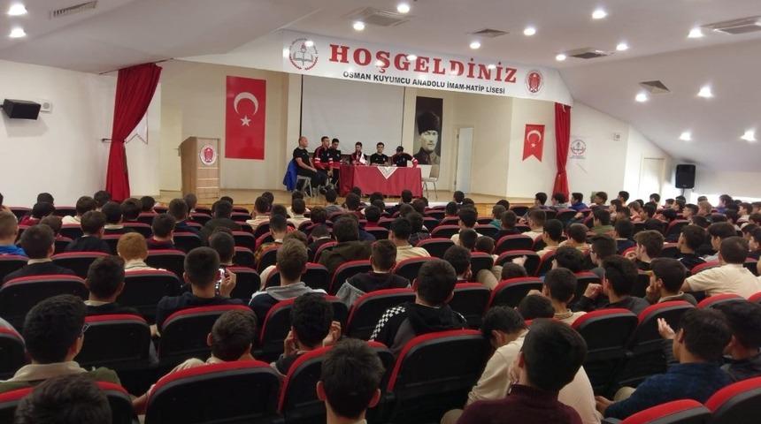 Basketbolcular öğrencilerle bir araya geldi