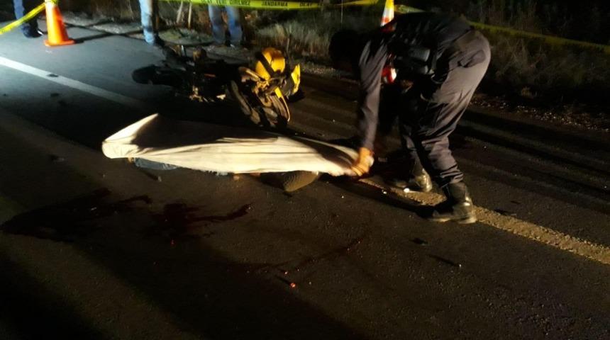 Motosiklet &ccedil;arptı otomobilin altında kaldı: 1 &ouml;l&uuml; 2 yaralı