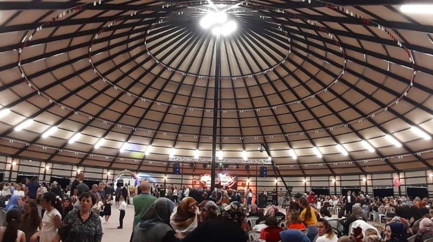 Osmanlı k&ouml;y&uuml;ne kıl &ccedil;adırdan d&uuml;ğ&uuml;n salonu