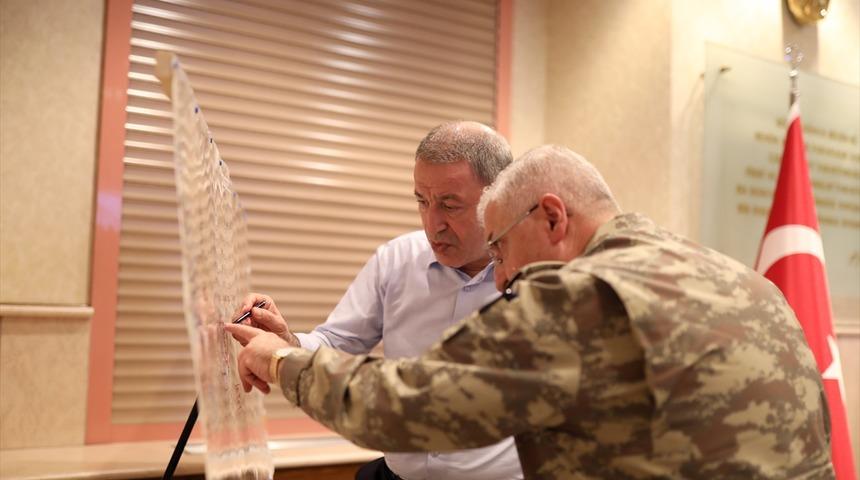 Bakan Akar ve komutanların 'Barış Pınarı' mesaisi! 
