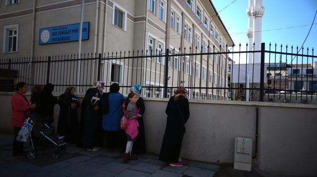 Sultangazi'de okula girmek isteyen 2 kişi güvenlik görevlisini darp etti