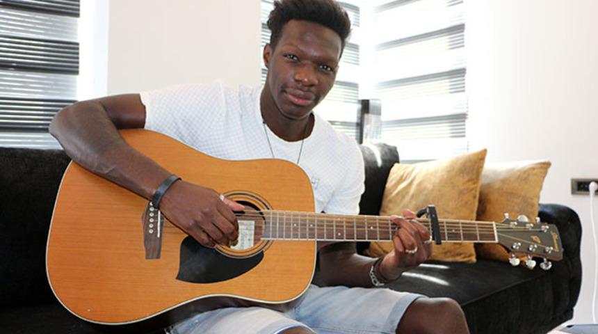 Süper Lig'in müzisyen futbolcusu Fabrice N'Sakala