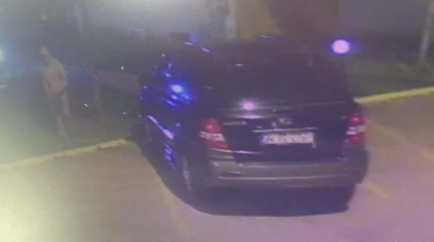 Duvarı tırmanarak girdikleri sitedeki evi soydular